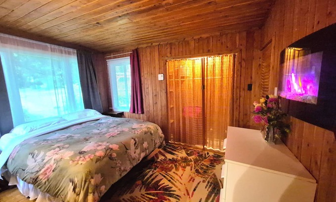 Saint-Gabriel Ski Chalet | Beautiful & Peaceful 4-Bedroom Chalet – 1 Min Walk to Beach & Restaurants!