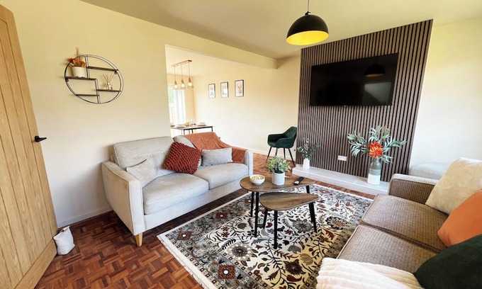Yeovil House | Modern 3-Bed Home in Yeovil with Free Private Parking Wi-Fi & Garden