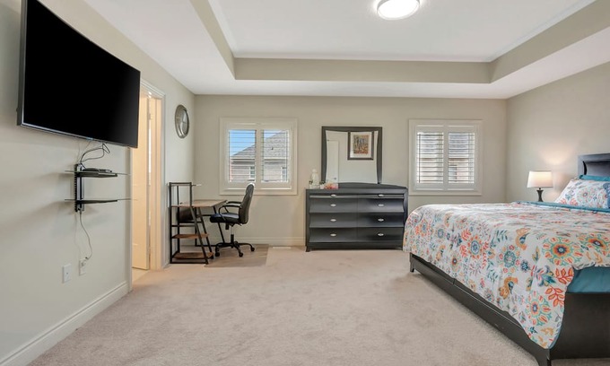 Stouffville House | Luxurious Master guest suite w/office space in Stouffville, Canada