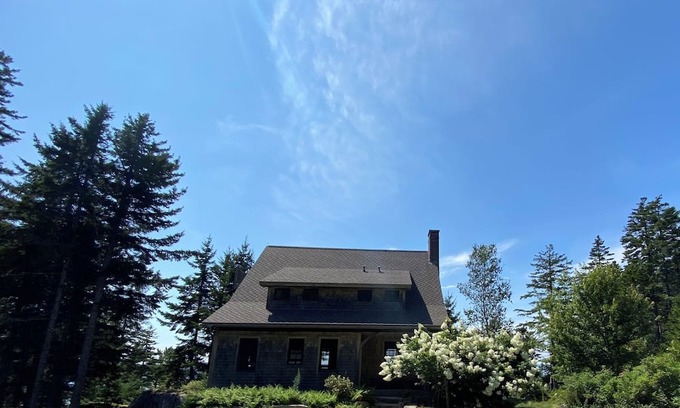 Herricks Cottage | Charming 2-bedroom cottage overlooking Penobscot Bay with WiFi