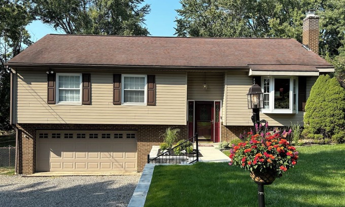 Plum House | US Open Home 0.4 miles from Oakmont Country Club Plum Pa