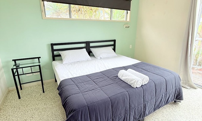 Emu Park Resort | Emu Park Beach Resort, Queen Room with balcony for 2 Guest