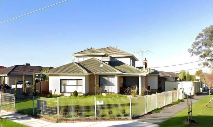 Fawkner House | Comfortable 4BR Home Near Melbourne Airport