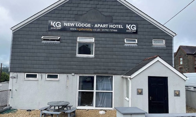 Margam Apartment | En-Suite Single Room, Microwave & Fridge, Parking