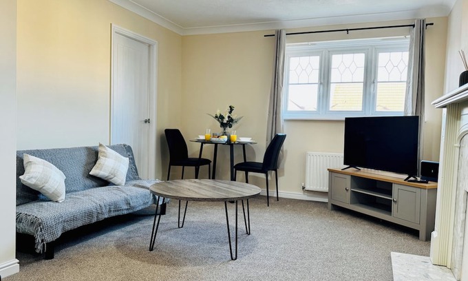 Trafford House | Modern 2BR Getaway | Close to Airport + Free Parking