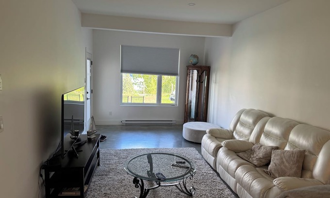 Sechelt House | 5 minute to the golf cours and lighthouse Pub. Downtown