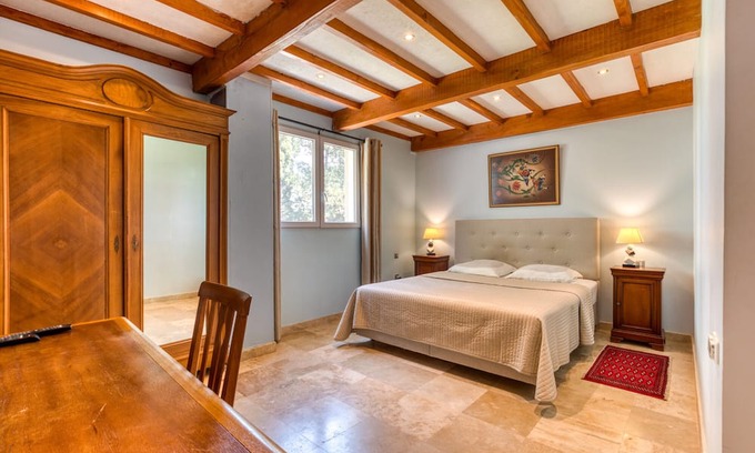 Arles House | Apartment 'Chambre 2' with Shared Pool, Wi-Fi and Air Conditioning