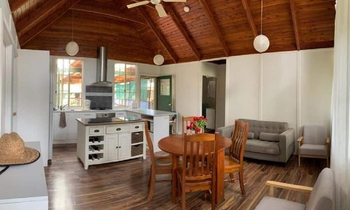 Worrowing Heights Cottage | Cosy Cottage in Sanctuary Point. Pet Friendly
