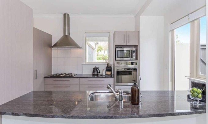 Gulf Harbour Apartment | Delightful 1 BR apartment. King Bed + Ensuite.