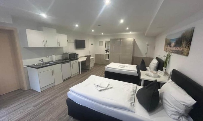 Estenfeld House | Classic double room with fitted kitchen in the basement