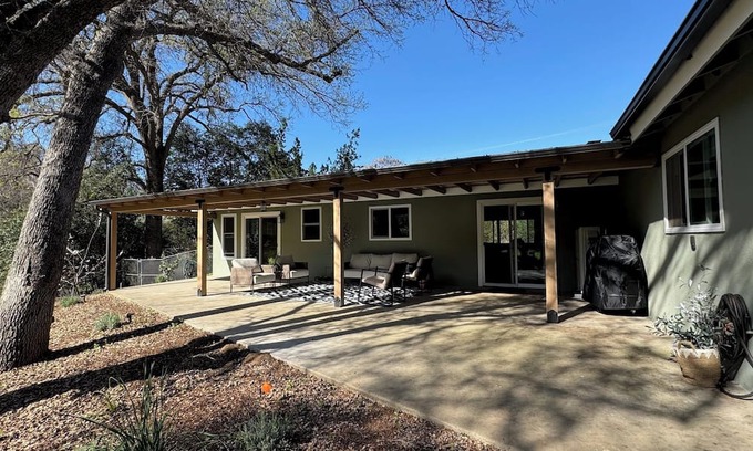 Three Rivers House | Charming 4-bedroom retreat, AC, sauna and hot tub close to Sequoia Nat'l Park