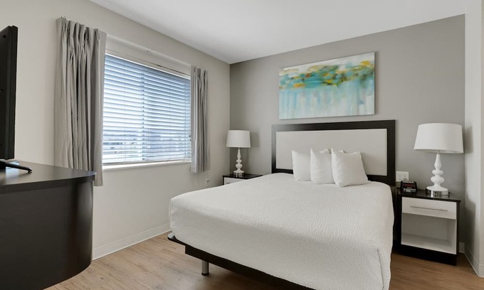 Far North Central Apartment | Simplicity At the Rim 1308 I Comfy 2 Bed 2 Bath