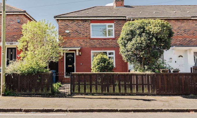 Salford House | Long Stay 3BR House with Parking