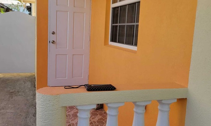 Little Battaleys Apartment | Nice 1-bedroom apartment in St Peter with WiFi