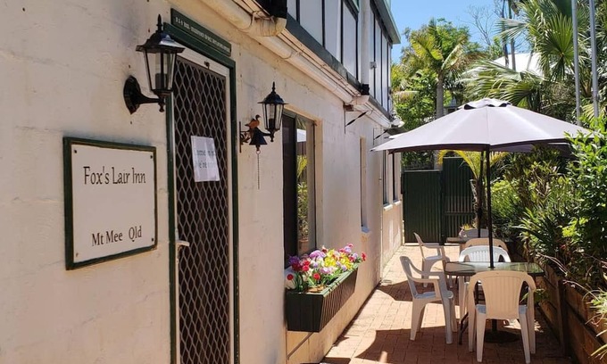 Mount Mee House | Fox’s Lair Inn, an English replica pub