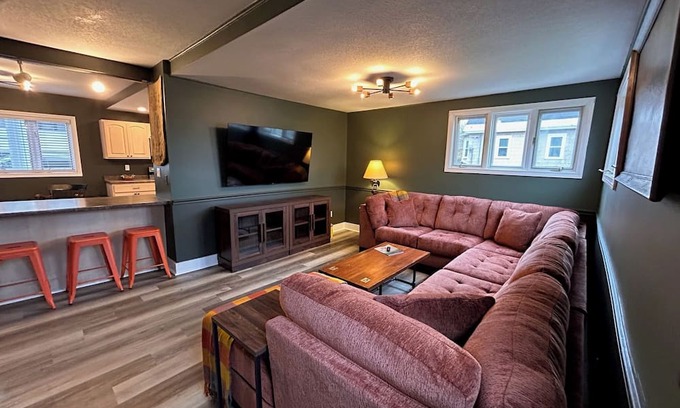 Berlin House | Spacious 5BR Retreat - Ride The Wilds Direct from our Driveway!