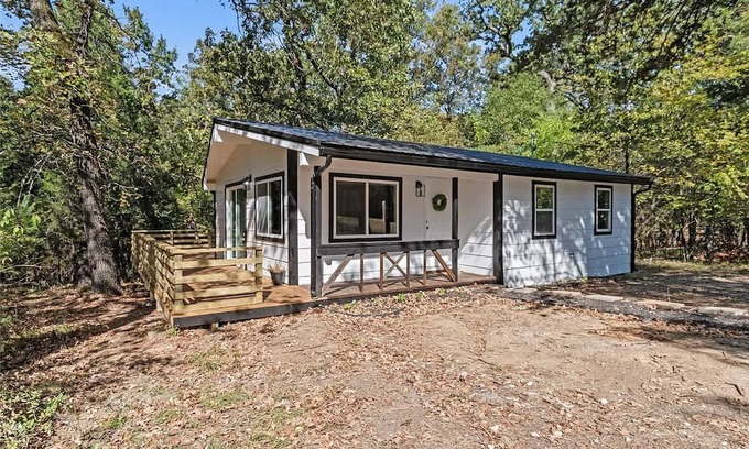 Enchanted Oaks House | Shackin’ Up at The Lake 2 bed 2 bath