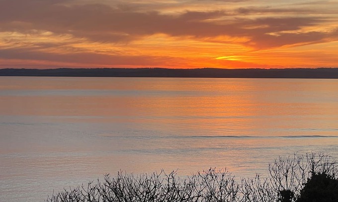 Cowes Apartment | Beachfront apartment with spectacular ocean views.