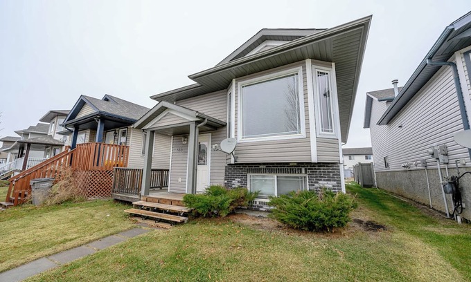 Grande Prairie House | King Bed | Workspace | Fast Wi-Fi | Long Stays OK