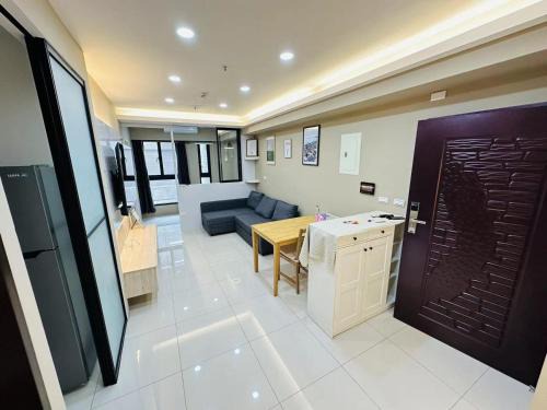Sanmin Apartment | 可免費停車 近火車站 瑞豐夜市 高醫大學 WIFI智能電視 全新舒適 洗衣機 獨立廚房可月租new