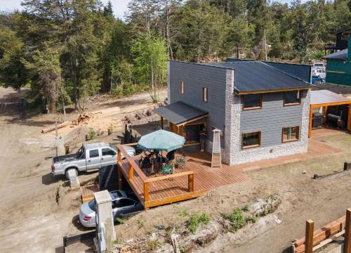 Angostura House | Cabaña en centro de Villa La Angostura para 6 personas con parrilla y estacionamiento en Alquiler temporario