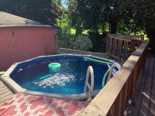 Niagara Falls House | Central Niagara Home with Sauna & Pool